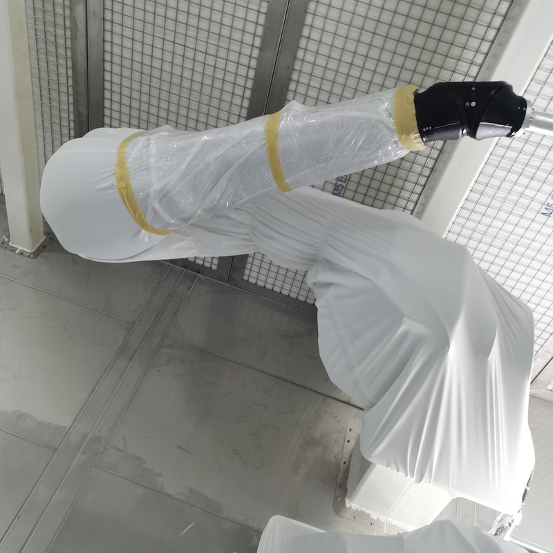Ιματισμός προστασίας κάλυψης ρομπότ ABB αλεξίπυρος στο αυτοκινητικό εργαστήριο χρωμάτων εργοστασίων