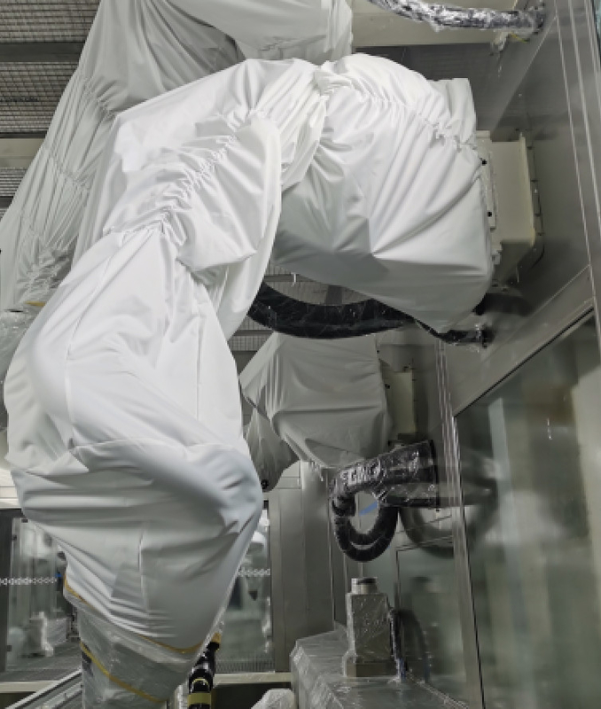 Ιματισμός προστασίας κάλυψης ρομπότ ABB αλεξίπυρος στο αυτοκινητικό εργαστήριο χρωμάτων εργοστασίων