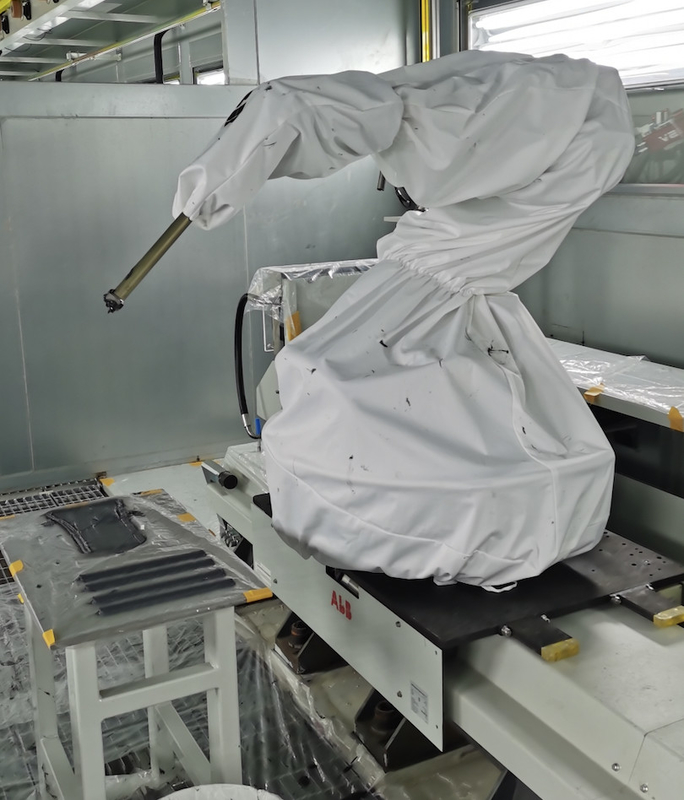 Ιματισμός προστασίας κάλυψης ρομπότ ABB αλεξίπυρος στο αυτοκινητικό εργαστήριο χρωμάτων εργοστασίων
