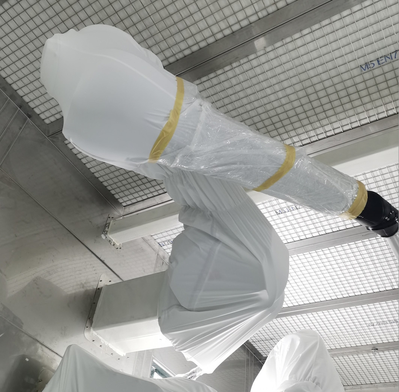 Ιματισμός προστασίας κάλυψης ρομπότ ABB αλεξίπυρος στο αυτοκινητικό εργαστήριο χρωμάτων εργοστασίων